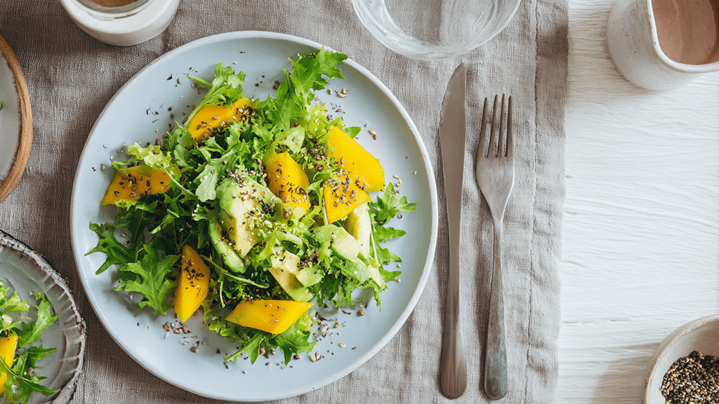 Салат с манго, авокадо