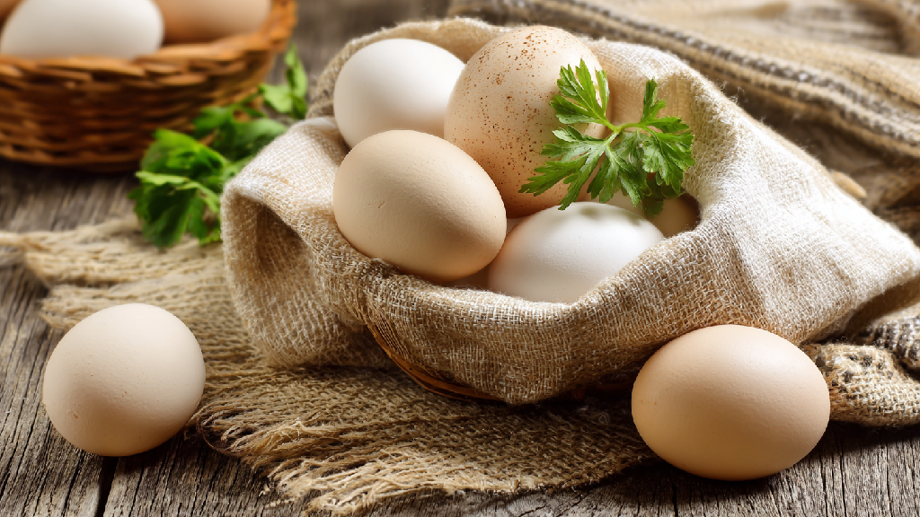 Сырые яйца: можно ли есть и в чем их польза и вред. Польза сырых яиц для организма 
