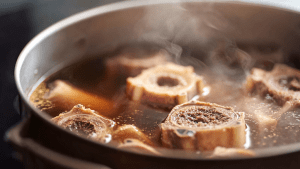 Бульон из говяжьих костей