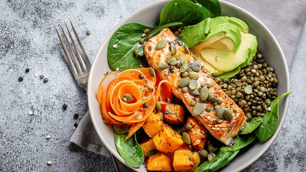 "Морской улов" с лососем и чечевицей