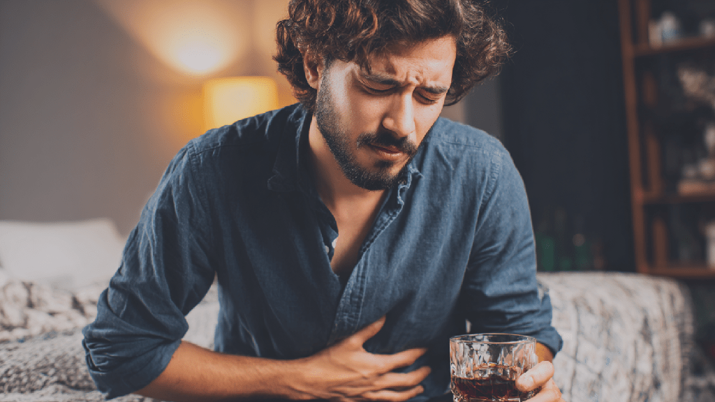 Болит живот после алкоголя