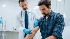 Синяки на теле без причины: причины и лечение