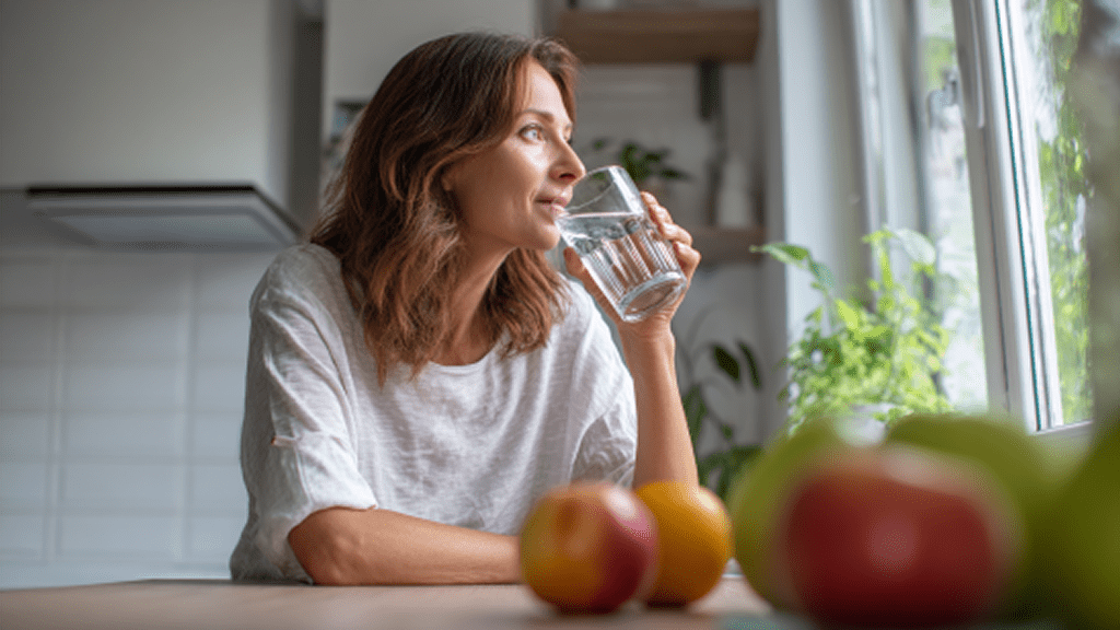 Питьевой режим и образ жизни при запоре у женщин