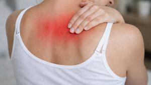 Боль между лопатками